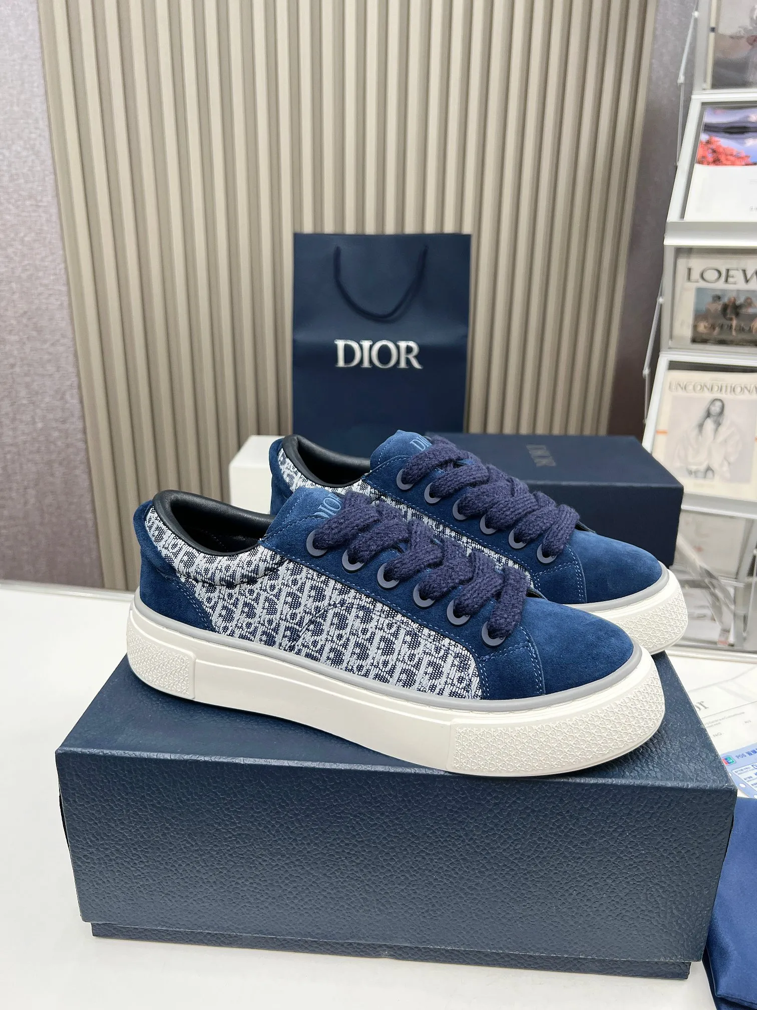 👟👟Ex-factory price 560👟👟 Women's Shoes Women's Clothing Women's Shoes Women's Clothing DIOR Dior B33 sneakers Gray and white jacquard fabrics with gray high mercerized suede leather 2023 new autumn products, reinterpretation of classic tennis shoes, fashionable silhouette highlights the thickness. Crafted from gray and white jacquard with Oblique print and suede panels, it has a distinctive padded tongue embellished with an embossed Dior signature, wide pink mohair laces and brass eyelets with a matte gray finish. The cream-white Dior Oblique patterned rubber sole, enhanced by the contrasting Dior 30 Avenue Montaigne signature on the rear, will add style to casual looks. Size: Women's 35-40 (34, 41 customized, non-refundable) Men's 39-45 (38, 46 customized, non-refundable)